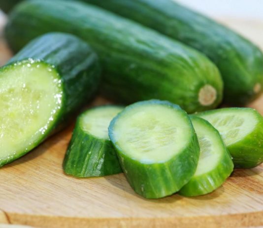 Mách “nhỏ” bạn làm xịt khoáng dưa leo bổ sung chất cho da mặt