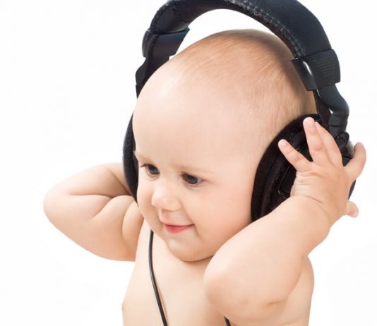 Cho trẻ nghe nhạc sớm giúp trẻ phát triển não bộ