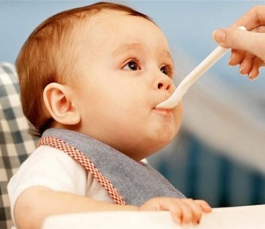 cho trẻ ăn gì khi bị sốt