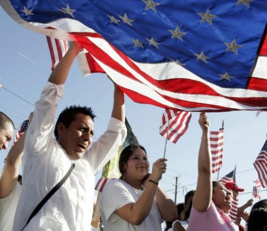 Tại sao thường trú nhân nên xin nhập quốc tịch Mỹ