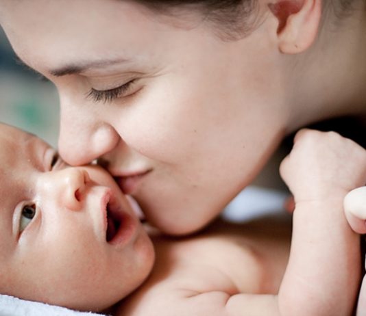 Kinh nghiệm “vàng” chăm sóc bé sơ sinh dành cho mẹ