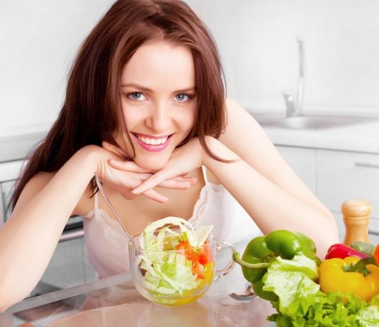 Chế độ ăn uống chăm sóc da sau sinh