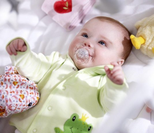 Trẻ sơ sinh nên mặc như thế nào vào mùa đông?