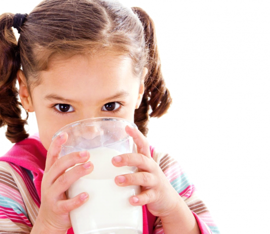 Lượng sữa cần- đủ trong một ngày cho bé 3 tuổi