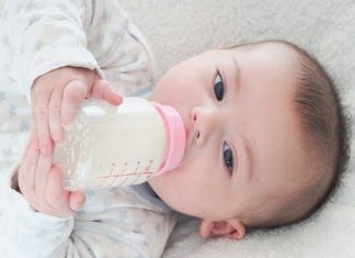 Những mẹo giúp mẹ khử mùi hôi bình sữa cho bé hiệu quả