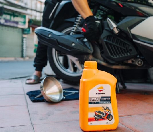 Thích xe bốc chọn ngay nhớt Repsol Racing 10w40 1L