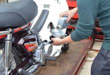 Tuyệt chiêu chọn nhớt cho xe số chất lượng