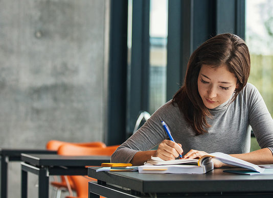 Cần lưu ý gì khi tham gia các lớp học tiếng Anh giao tiếp online?